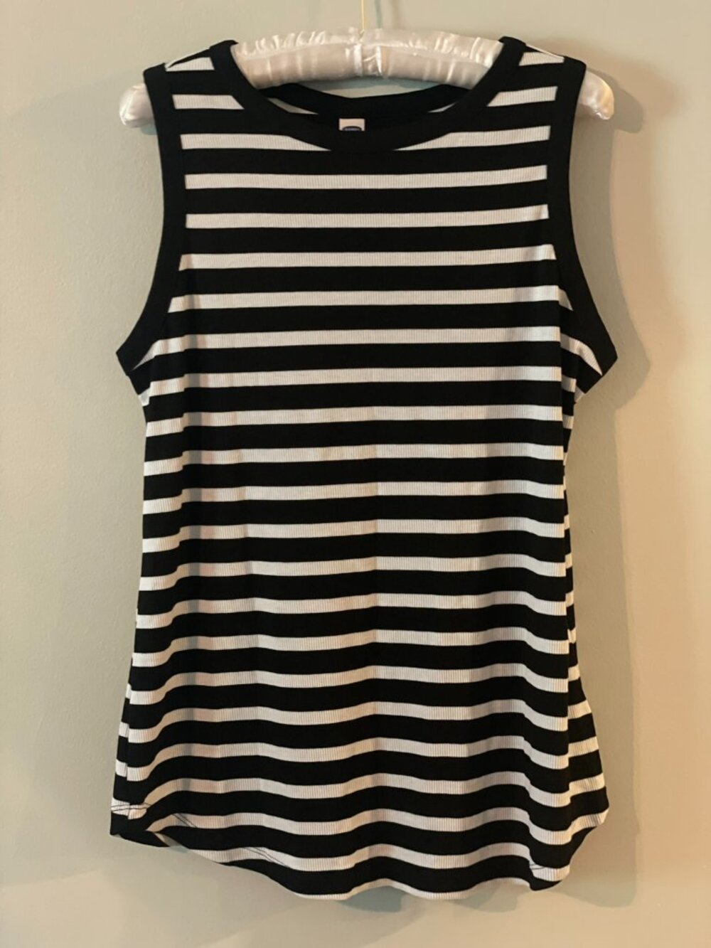 Old Navy Women's Tank Top Size 1X Blue and White Stripes